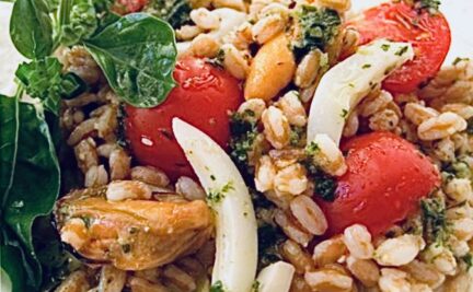 Insalata di farro seppie pomodorini e pesto