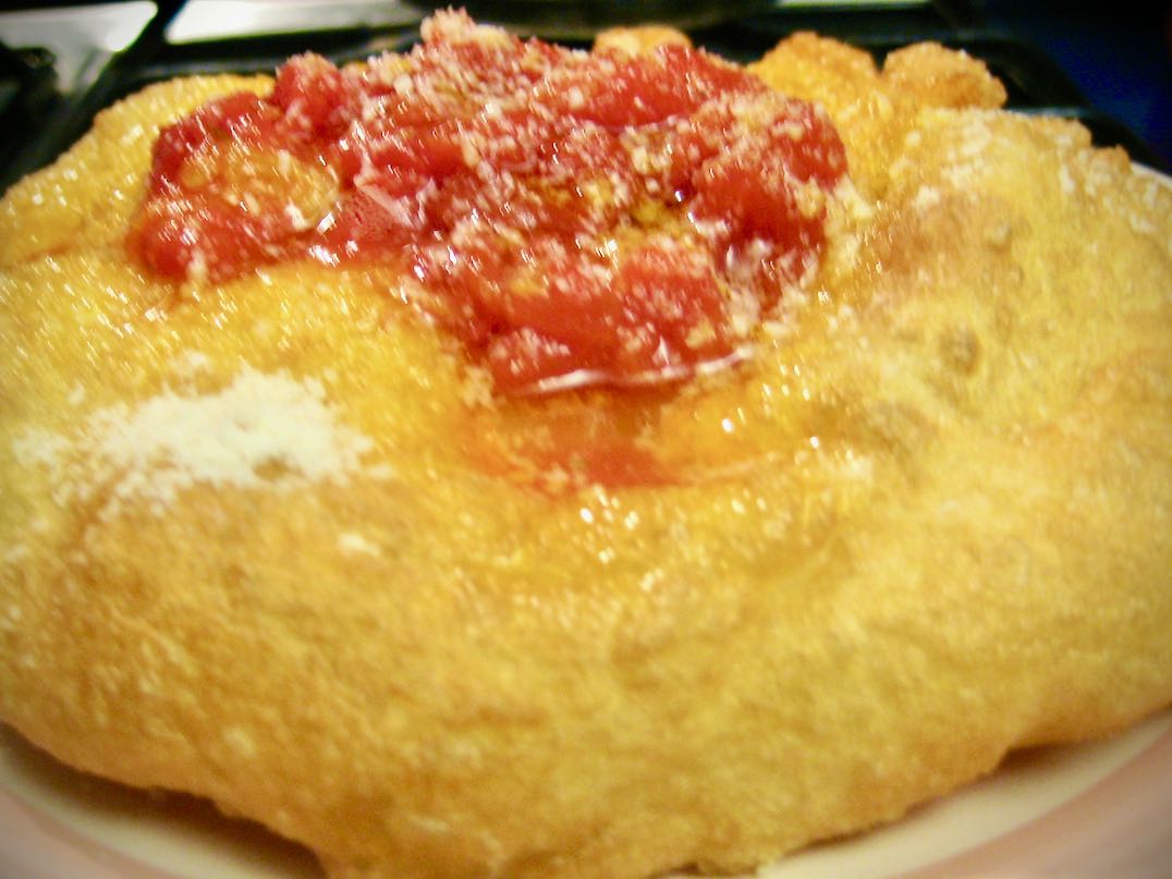 Pizza fritta napoletana